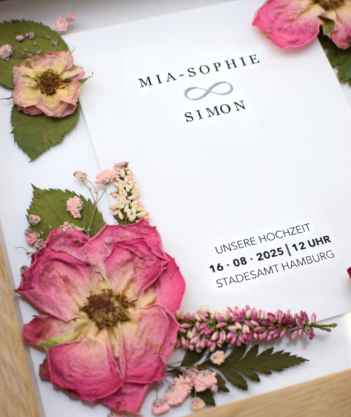 Brautstraußkonservierung 21x21 Blumenrahmen mit Hochzeitseinladungskarte