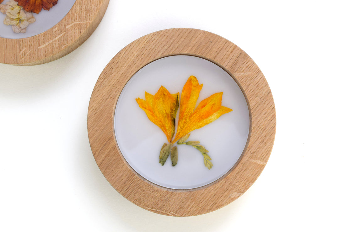 Ringschale aus Eichenholz mit Epoxidharz und Hochzeitsblumen