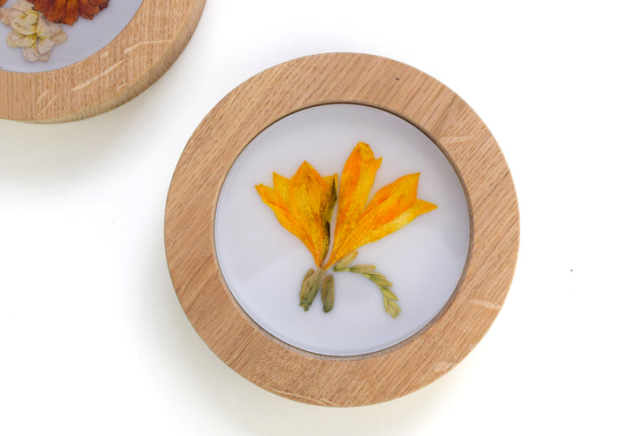 Ringschale aus Eichenholz mit Epoxidharz und Hochzeitsblumen
