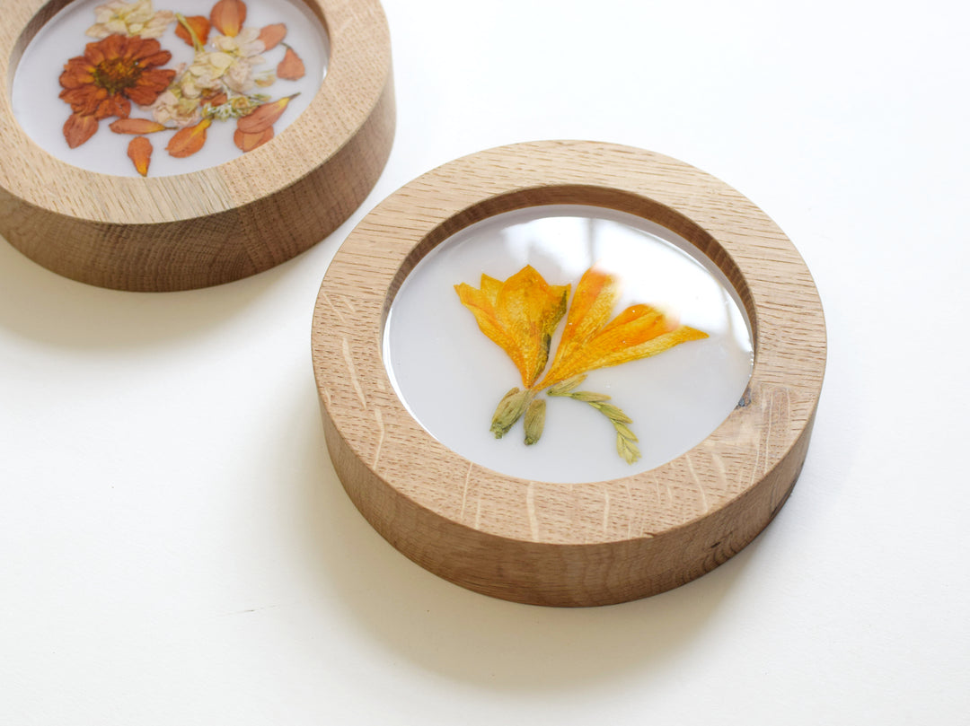 Ringschale aus Eichenholz mit Epoxidharz und Hochzeitsblumen
