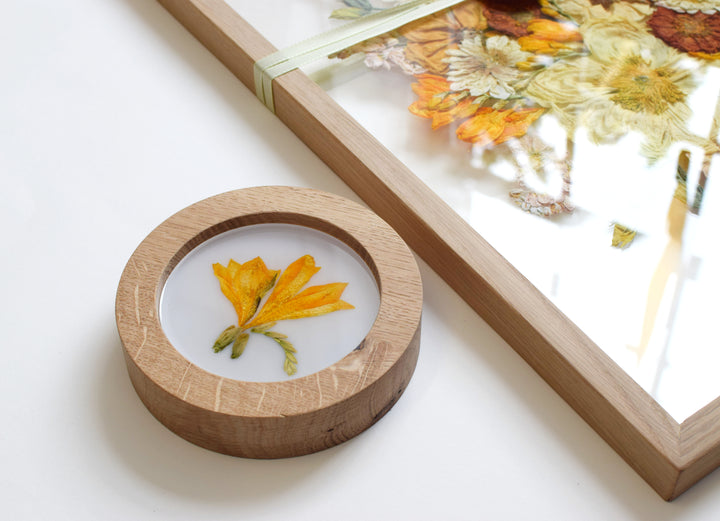 Ringschale aus Eichenholz mit Epoxidharz und Hochzeitsblumen